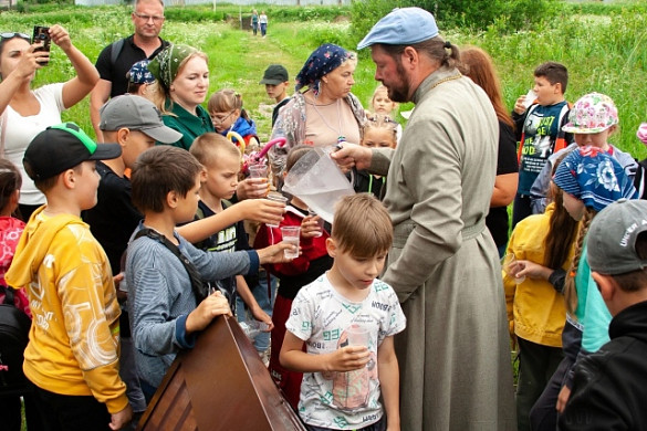 В Комсомольском районе сельский батюшка устраивает экскурсии для детей 